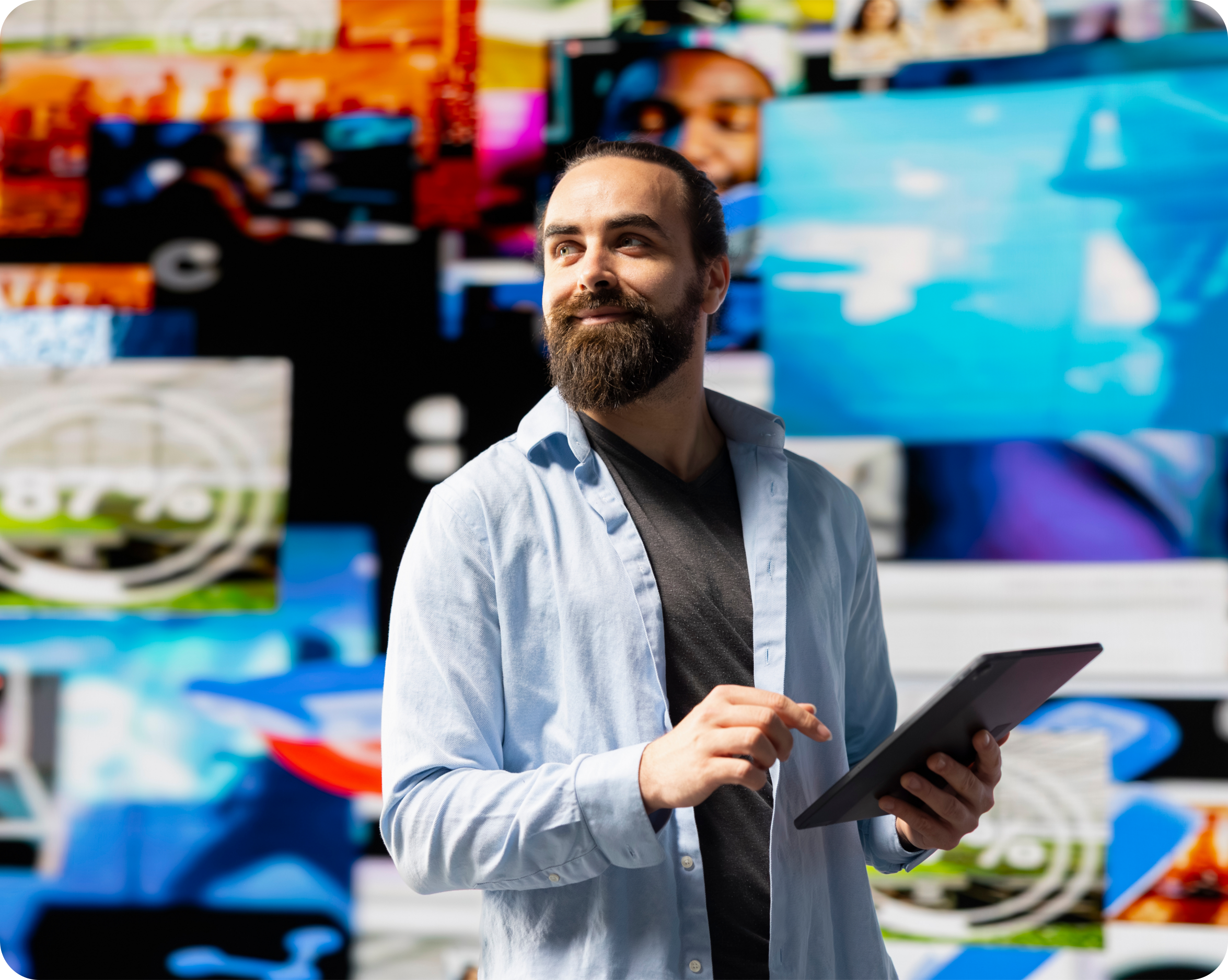 Ilustração de pessoas interagindo com gráficos e dados